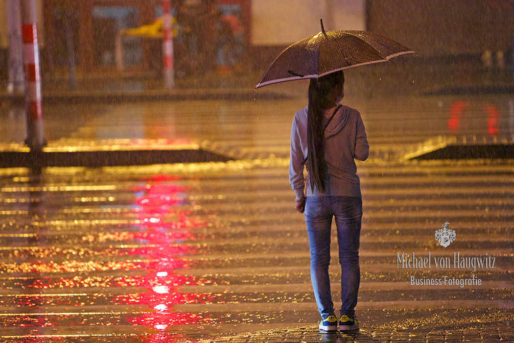 Mädchen im Regen | China
